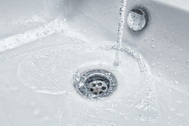 A water jet is flowing through a sink.